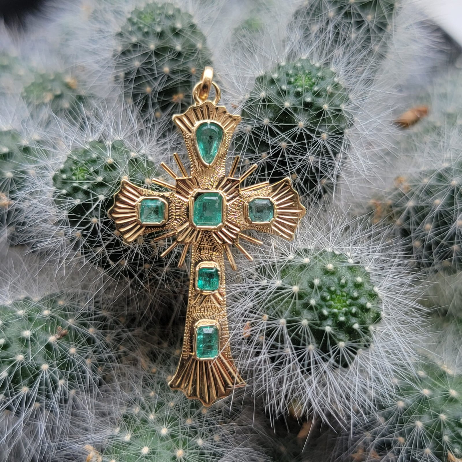 💎💍✨ Cruz en oro de 18k con Esmeraldas✨💍💎